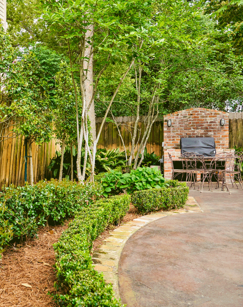 Maintained commercial landscape patio and hedge border in Metairie, LA